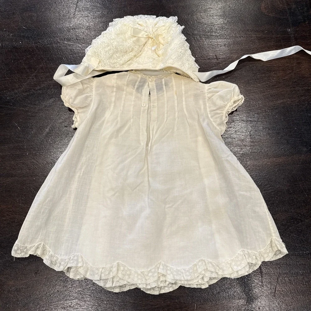 Vintage Feltman Bros 0-3 Month off white lined dress with‎ vintage bonnet